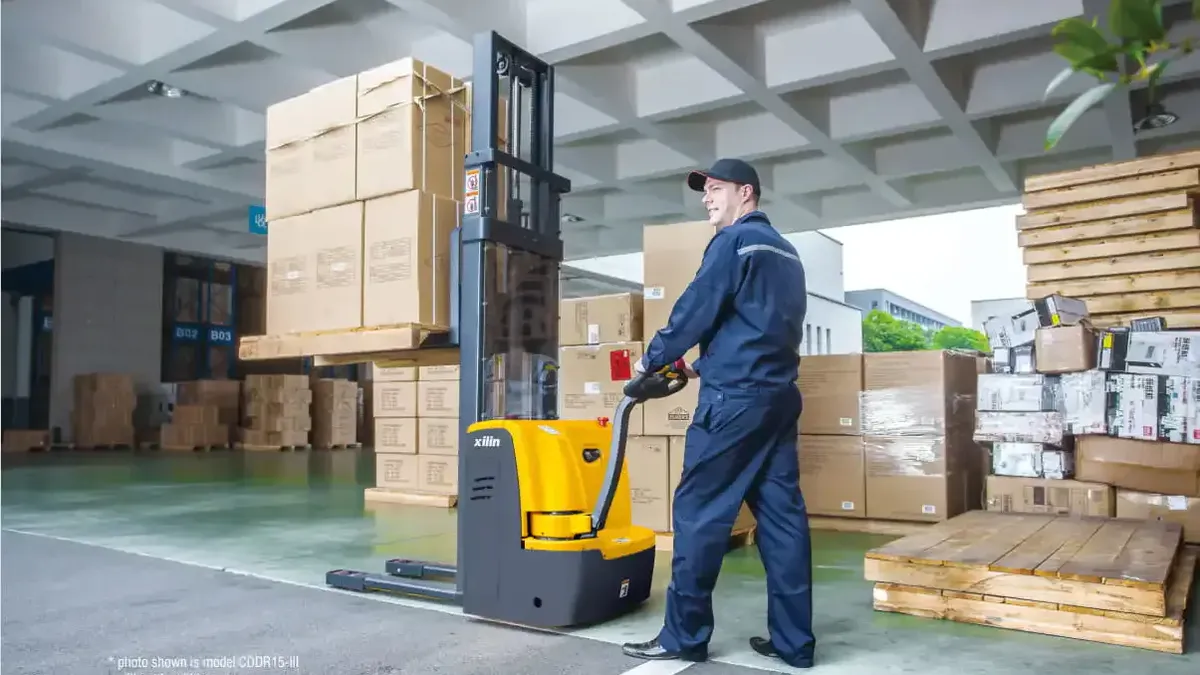 Штабелер XILIN CDDR15-III в работе на складе