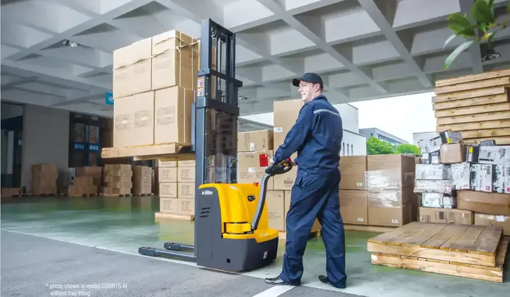 Штабелер XILIN CDDR15-III в работе на складе